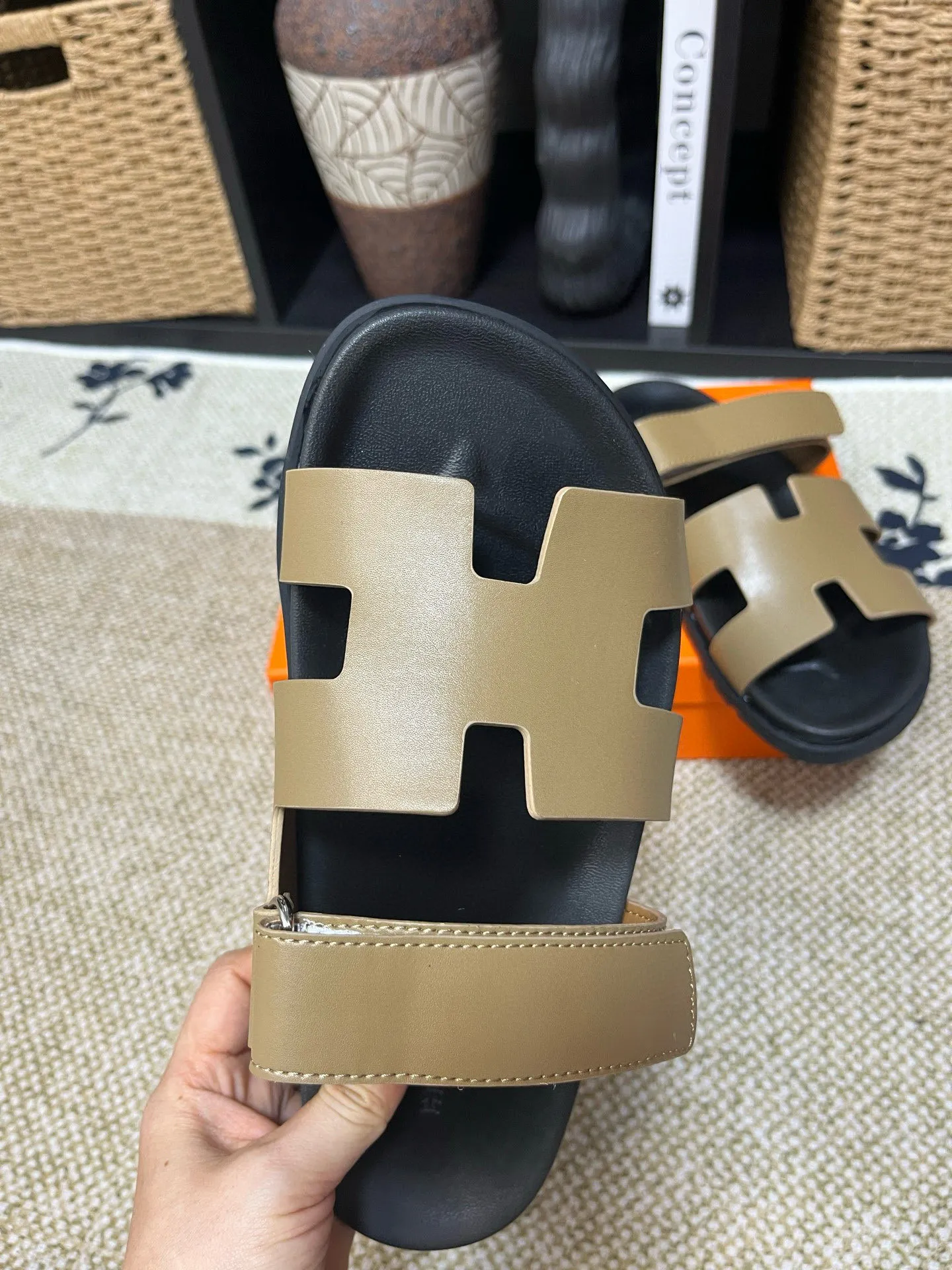 P300 Long-term stock Hermes men’s Kazimir slippers for couples - top quality woven calfskin functional sandals with intertwined uppers inspired by the “H” iconic pattern to create a casual look, perfect for summer. Imported cowhide + cowhide lining + TUP outsole Size: 35-46